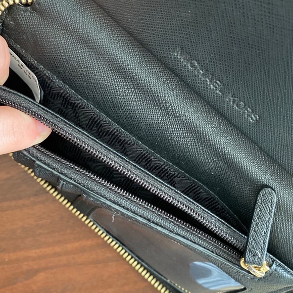 🌵SOLD🌵 Michael Kors Wallet - Picture 6 of 6